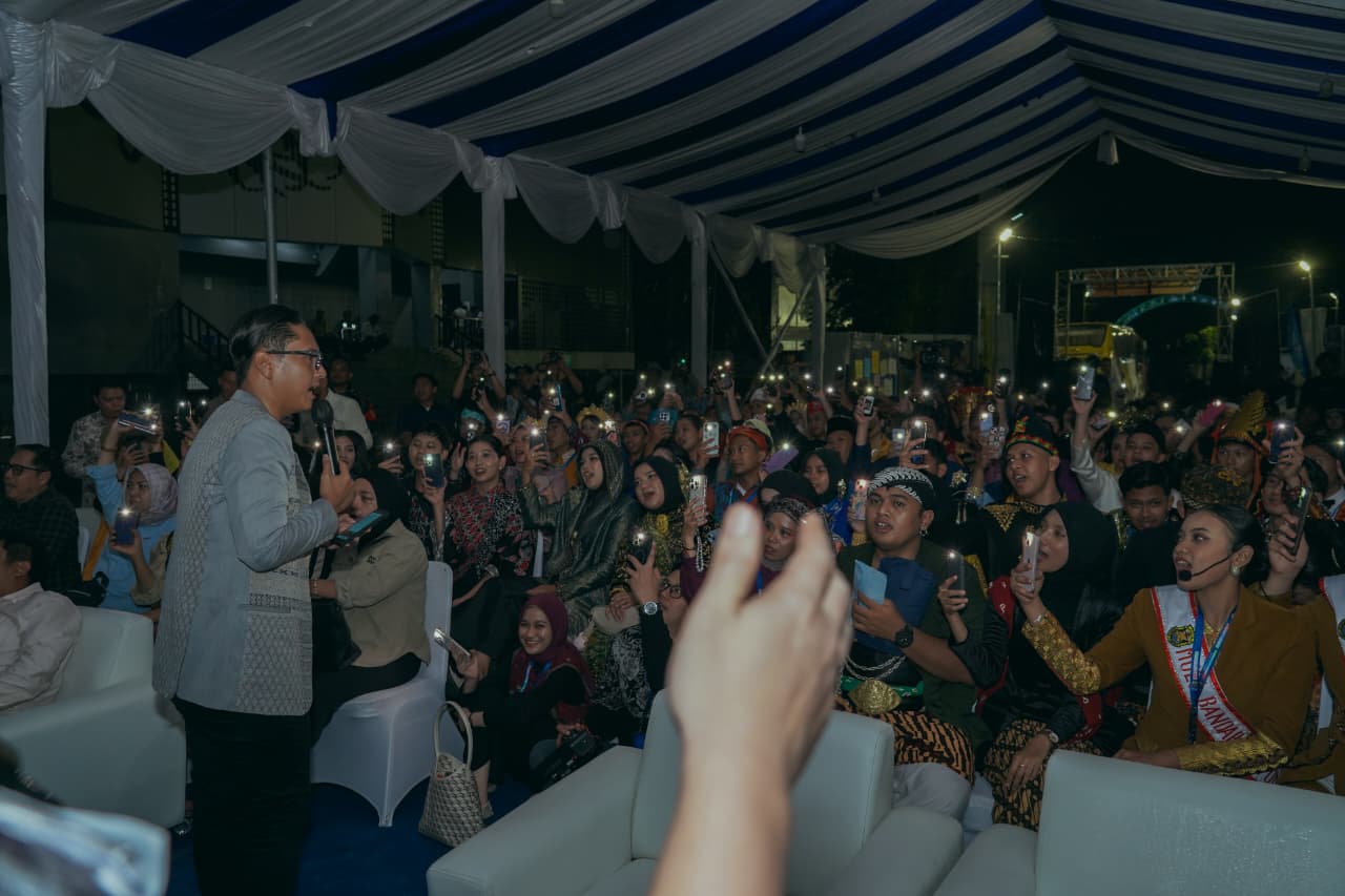 WALI KOTA MEDAN RICO WAAS BERDIALOG BERSAMA PESERTA YOUTH CITY CHANGERS 2026 DI TENGAH HUJAN