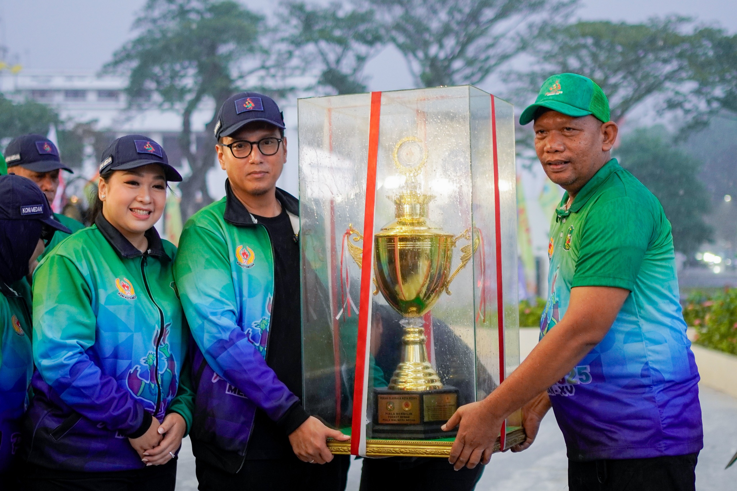 WALI KOTA MEDAN RESMI MEMBUKA KEGIATAN PORKOT XV 2025, SEKALIGUS PENYERAHAN TALI ASIH KEPADA ATLET BERPRESTASI